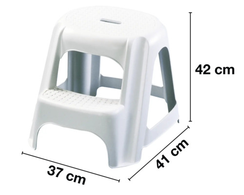 Bílá plastová stolička s rozměry 42 cm na výšku, 37 cm na šířku a 41 cm do hloubky.