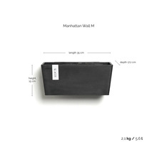 Nástěnný květináč Ecopots Manhattan Wall M: délka 35 centimetrů, výška 15 centimetrů, hloubka 17,2 centimetrů, váha 2,1 kilogramu, objem 5,6 litrů.