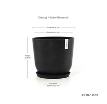 Černý květináč Ecopots Oslo 45 s rezervoárem na vodu, výška 39,4 centimetrů, vnější průměr 45 centimetrů, objem 46,6 litrů.
