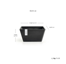 Černý čtvercový květináč Ecopots Berlin 30, délka 31,2 centimetrů, hloubka 31,2 centimetrů, výška 15,7 centimetrů, objem 10 litrů.