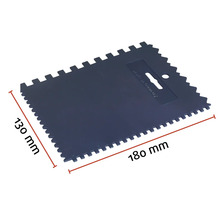 Plastová špachtle se zuby, šířka 180 mm a výška 130 mm