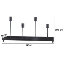 Kovový svícen pro čtyři svíčky s podnosem, rozměry 40 krát 10 krát 19,5 centimetrů.