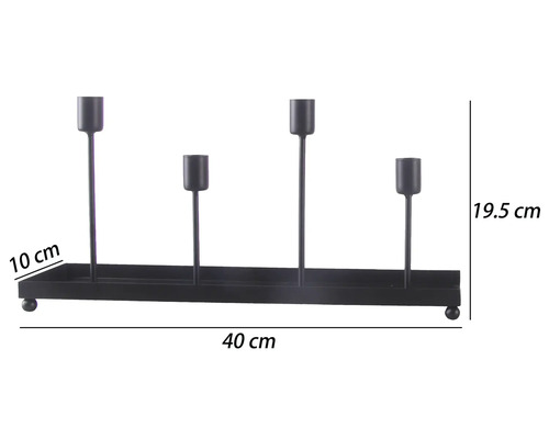 Kovový svícen pro čtyři svíčky s podnosem, rozměry 40 krát 10 krát 19,5 centimetrů.