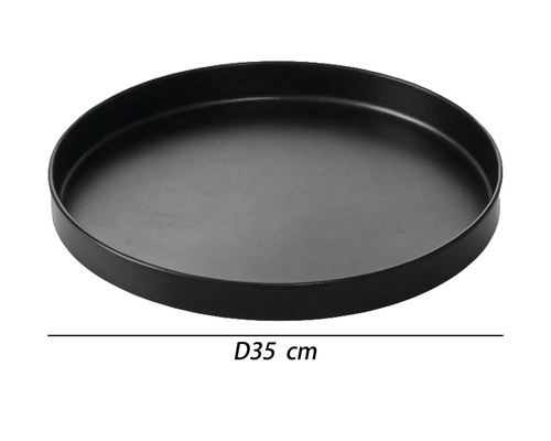 Kulatý černý podnos o průměru 35 centimetrů.