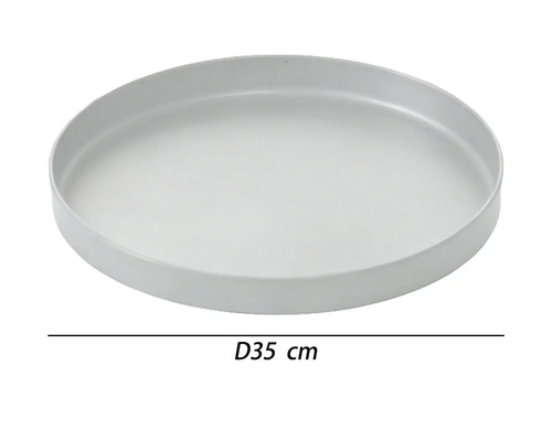 Kulatá šedá miska pod květináč s průměrem 35 centimetrů.