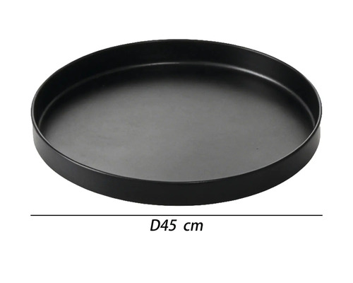 Kulatý kovový podnos v černé barvě o průměru 45 centimetrů se zvýšeným okrajem.