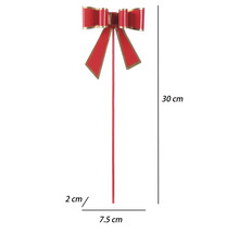 Červený zahradní zápich ve tvaru mašle z kovu, výška 30 centimetrů, šířka 7,5 centimetrů, hloubka 2 centimetry.
