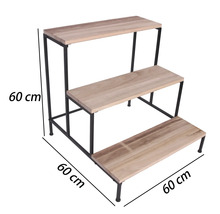 Třístupňový regál na květiny ze dřeva a černého kovu, rozměry 60 krát 60 krát 60 centimetrů.
