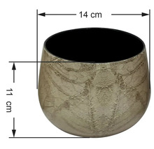 Kulatý obal na květináč s strukturovaným povrchem, průměr 14 centimetrů, výška 11 centimetrů.