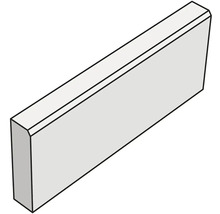 Betonový zahradní obrubník se zkosenou hranou pro ohraničení záhonů a cest.