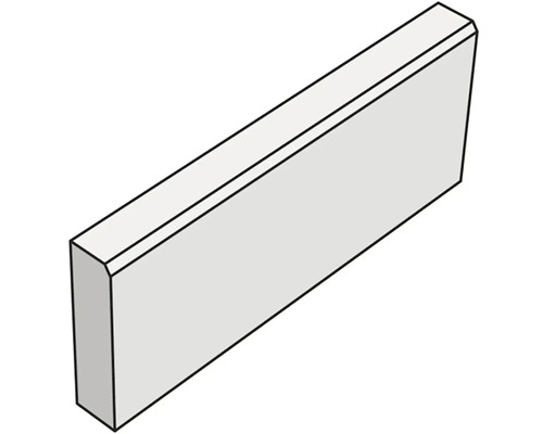 Betonový zahradní obrubník se zkosenou hranou pro ohraničení záhonů a cest.