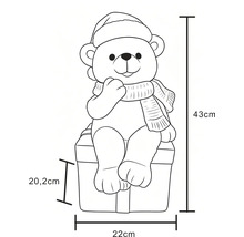 Rozměrový nákres medvídka s vánoční čepicí na dárku, výška 43 centimetrů, šířka 22 centimetrů, hloubka 20,2 centimetrů.