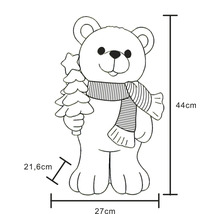 Ilustrace dekorativního medvěda se šálou a stromkem, rozměry: výška 44 centimetrů, šířka 27 centimetrů, hloubka 21,6 centimetrů.
