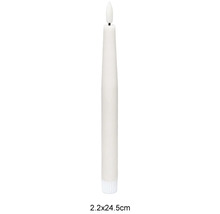 LED tyčová svíčka s imitací plamene, rozměry 2,2 krát 24,5 centimetrů.