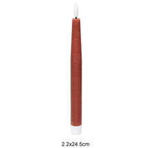 LED tyčová svíčka v rezavě červené barvě, vzhled vosku, strukturovaný povrch, bílá drážkovaná základna, rozměry 2,2 na 24,5 centimetru.