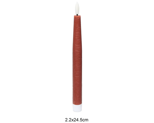 LED tyčová svíčka v rezavě červené barvě, vzhled vosku, strukturovaný povrch, bílá drážkovaná základna, rozměry 2,2 na 24,5 centimetru.