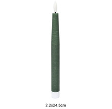Zelená LED tyčová svíčka z vosku s realistickým plamenem, rozměry 2,2 krát 24,5 centimetru.