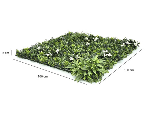 Umělá rostlinná stěna 100 krát 100 krát 6 centimetrů s různými listy a bílými květy na černé plastové mřížce.