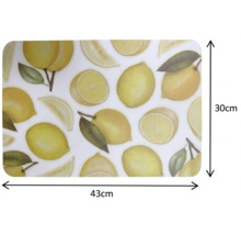 Obdélníkové prostírání se vzorem citronů, šířka 43 centimetrů a výška 30 centimetrů.