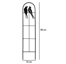 Kovová mříž na popínavé rostliny s motivem ptáků, výška 90 centimetrů a šířka 19 centimetrů.