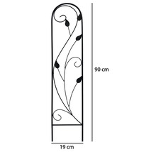 Černá kovová opora pro popínavé rostliny s motivy listů a spirálami, výška 90 centimetrů, šířka 19 centimetrů.