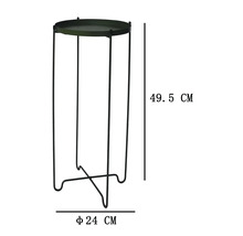 Kulatý kovový stojan na květiny se čtyřmi nohami o průměru 24 centimetrů a výšce 49,5 centimetrů.