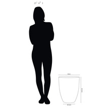 Nákres květináče s rozměry výška 42,5 cm, průměr nahoře 35 cm, průměr dole 20,5 cm a žena pro porovnání velikosti