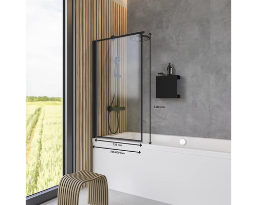 Koupelna s vanou, skleněnou sprchovou zástěnou, sprchovou hlavicí a nástěnnou policí