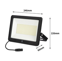LED reflektor o rozměrech 246 mm x 226 mm x 66 mm