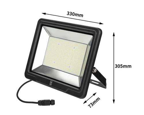 LED světlomet o rozměrech 330 mm x 305 mm x 73 mm pro venkovní použití