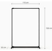 Černý stojan na oděvy o rozměrech 110 cm šířka, 50 cm hloubka a 158 cm výška.