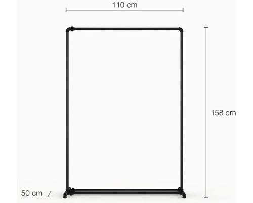 Černý stojan na oděvy o rozměrech 110 cm šířka, 50 cm hloubka a 158 cm výška.