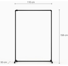 Věšák na oděvy z ocelové trubky o rozměrech 110 cm šířka, 158 cm výška a 50 cm hloubka