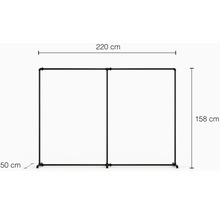 Černý kovový věšák na oblečení o rozměrech 220 cm šířka, 158 cm výška a 50 cm hloubka.