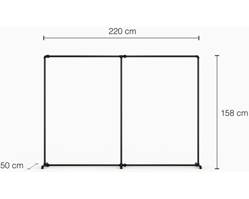 Černý kovový věšák na oblečení o rozměrech 220 cm šířka, 158 cm výška a 50 cm hloubka.