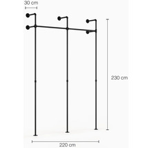 Černý kovový věšák na šaty o rozměrech 30, 220 a 230 centimetrů.