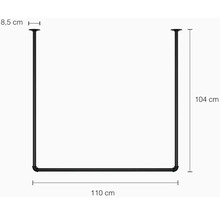 Černá kovová šatní tyč o rozměrech 110 cm šířka, 104 cm výška a 8,5 cm vzdálenost od stropu