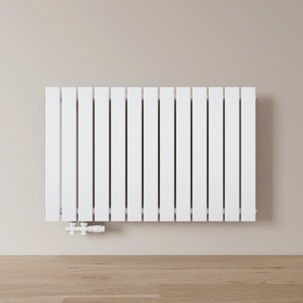 Bílý nástěnný designový radiátor se svislými plochými panely a termostatickým ventilem.