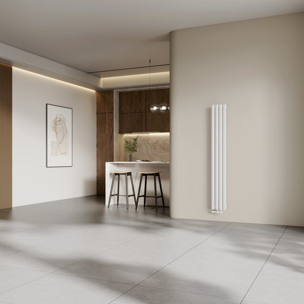 Moderní obývací prostor se svislým designovým radiátorem, navazující kuchyní s dřevěnými skříňkami a barovými stoličkami na velkoformátové dlažbě.