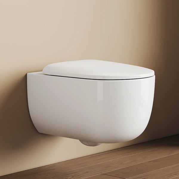 Bílé závěsné WC z keramiky včetně odpovídajícího WC sedátka.