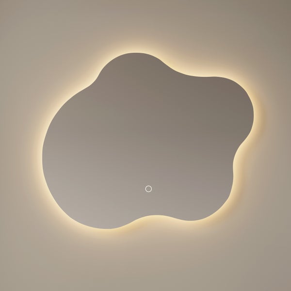 Moderní LED koupelnové zrcadlo v organickém, vlnitém tvaru s podsvícením a dotykovým senzorem.