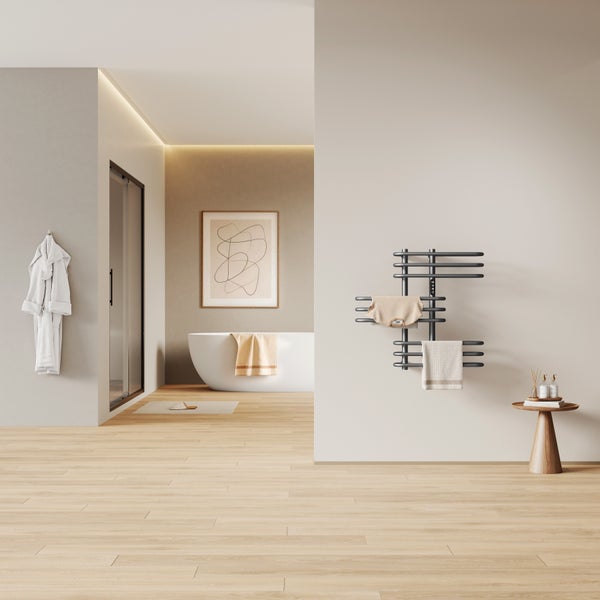 Moderní koupelna s vanou, županem a elektrickým sušákem na ručníky na stěně, se světlou dřevěnou podlahou a minimalistickým designem.