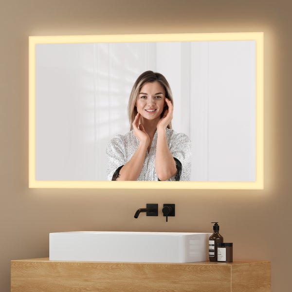 Koupelna s obdélníkovým zrcadlem a LED osvětlením nad umyvadlem