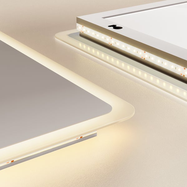 Detailní záběr LED stropních svítidel s nepřímým osvětlením