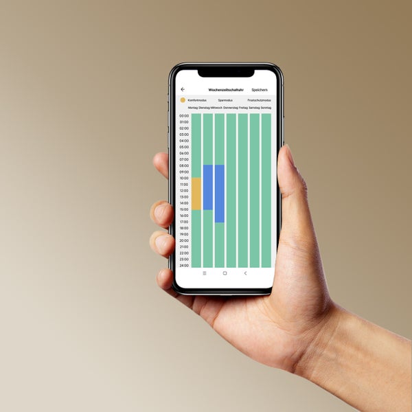 Smartphone zobrazující aplikaci týdenního časovače v ruce