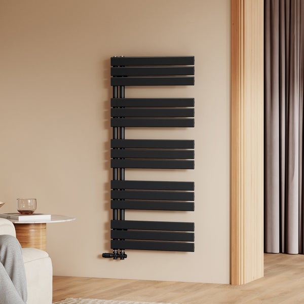 Moderní designový radiátor s horizontálními lamelami pro montáž na stěnu v interiéru.