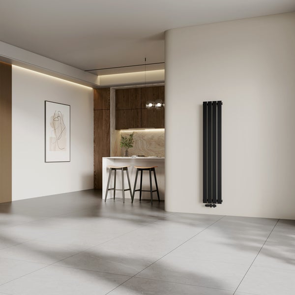 Moderní obývací prostor s vertikálním radiátorem, dlažbou, otevřenou kuchyní a barovými stoličkami v minimalistickém a elegantním designu.