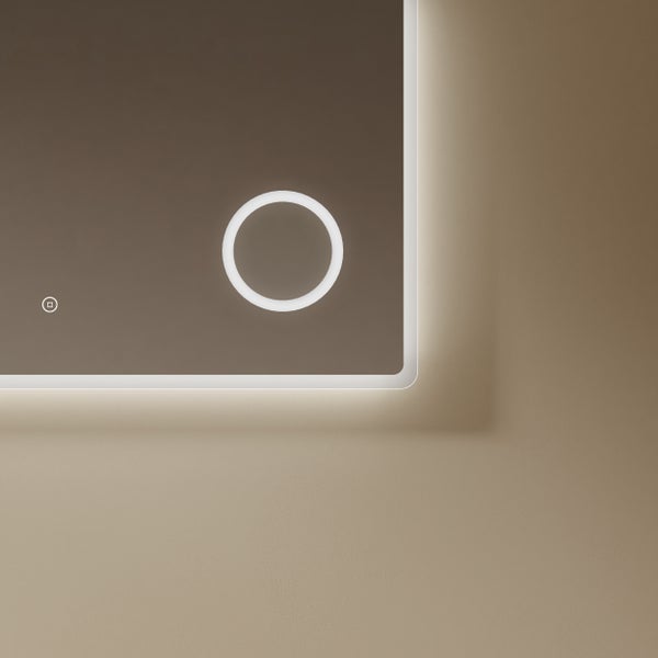 Detailní pohled na koupelnové zrcadlo s integrovaným LED osvětlením a dotykovým senzorem.