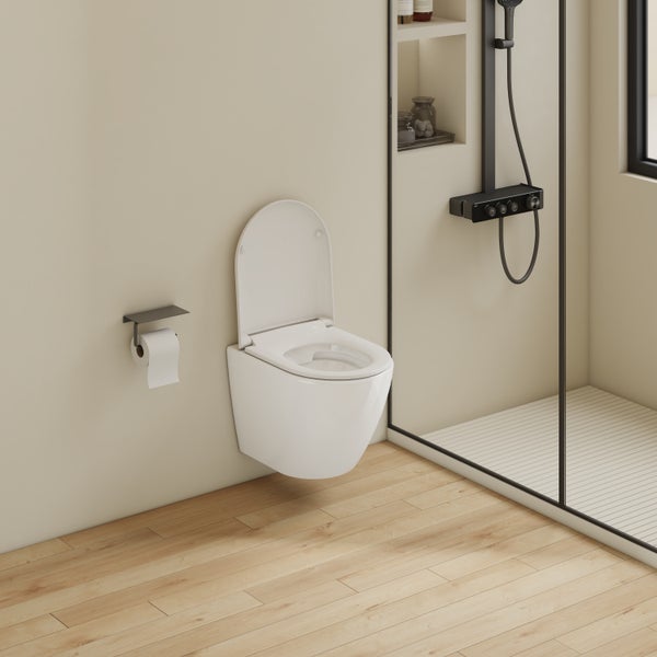 Moderní koupelna se závěsným WC, sprchovým koutem a držákem na toaletní papír na podlaze s dekorem dřeva.