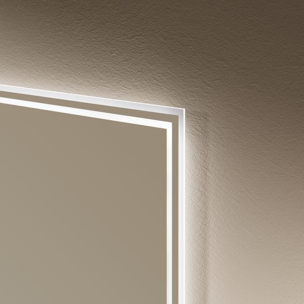 LED profil pro nepřímé osvětlení v rohu stěny se světelným efektem na strukturované stěně.